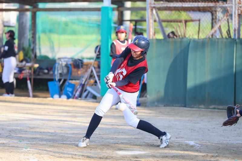 神村学園 女子ソフトボール部の紅白戦でバッティングをする選手