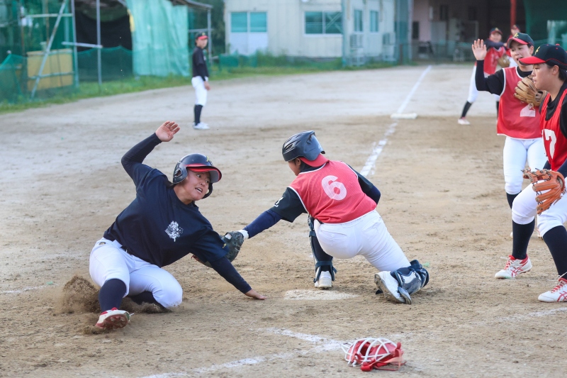 神村学園 女子ソフトボール部のクロスプレーシーン