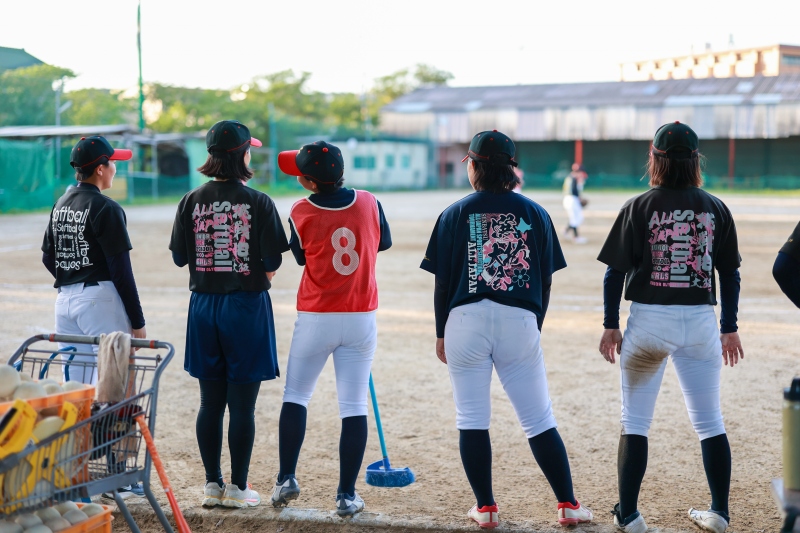 ベンチから声援を送る神村学園 女子ソフトボール部の選手たち