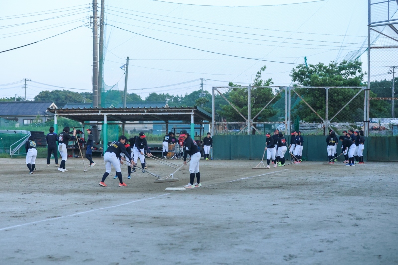 練習後に全員でグラウンド整備をする神村学園 女子ソフトボール部