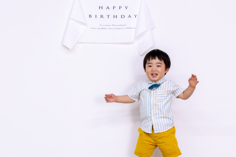 こばりん写真館で撮影した2歳誕生日フォトの男の子