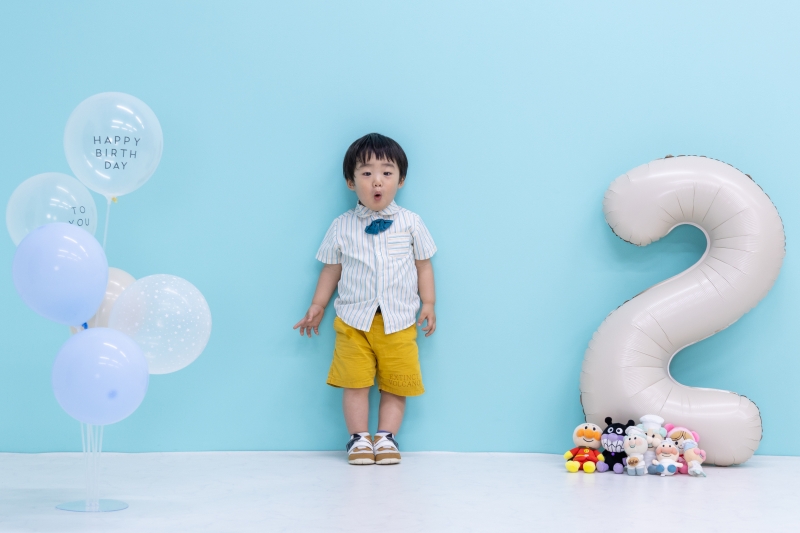 大好きな「おー」のポーズをとる2歳の男の子(記念写真)